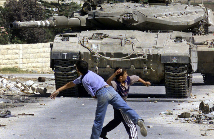 Tancuri în loc de jucării. Cum trăiesc copiii din Gaza şi Siria