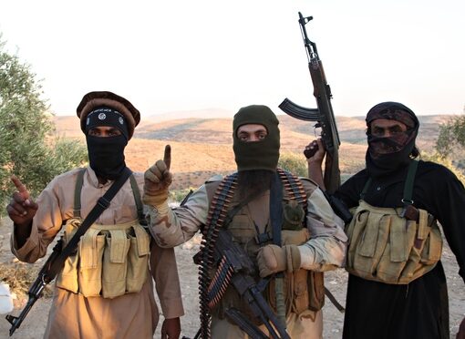 ISIS lanseaza focuri de artilerie peste granita cu Turcia