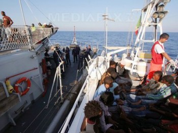 Cel puţin zece morţi după scufundarea unei nave cu imigranţi în Marea Mediterană