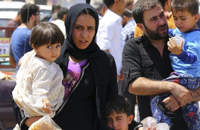 Iraq militants seize Mosul, causing thousands to flee