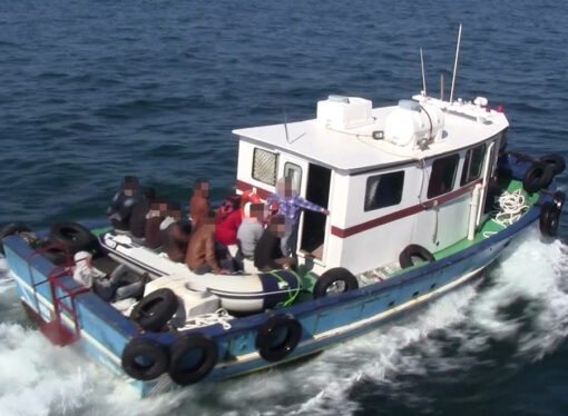Nava burdusita cu migranti in pericol de scufundare pe Marea Neagra! Ambarcatiunea va ajunge in Portul Mangalia