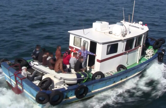 Nava burdusita cu migranti in pericol de scufundare pe Marea Neagra! Ambarcatiunea va ajunge in Portul Mangalia