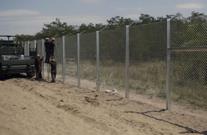 O noua ruta de migratie ocoleste gardul ridicat de autoritatile maghiare in calea imigrantilor