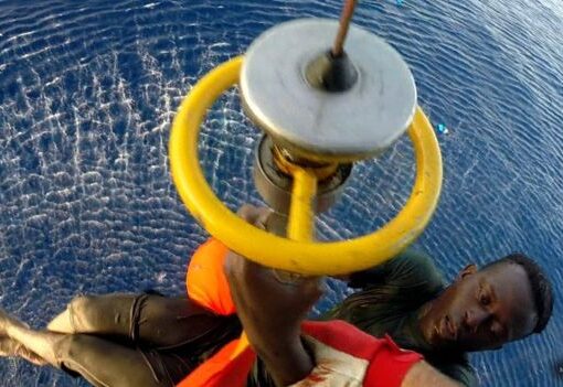Criza migrantilor din Europa: Marina italiana salvează 50 de oameni de la inec