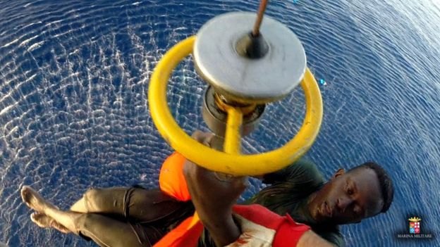 Criza migrantilor din Europa: Marina italiana salvează 50 de oameni de la inec