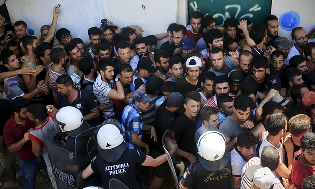 Migranții care au ajuns pe insula KOS din Grecia – blocati în stadion aproape 24 ore