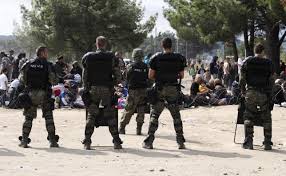 Sute de imigranti au patruns sambata in Macedonia dupa ce au rupt cordoanele politiei