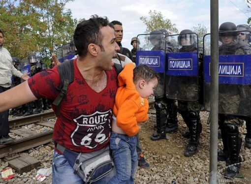 Poliţia macedoneană foloseşte gaze lacrimogene împotriva imigranţilor