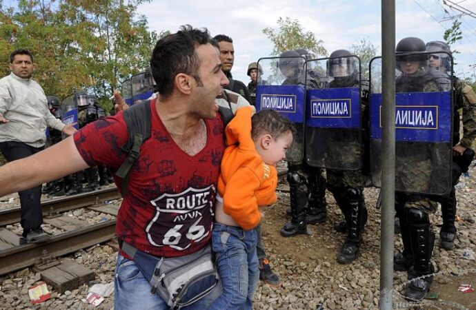 Poliţia macedoneană foloseşte gaze lacrimogene împotriva imigranţilor
