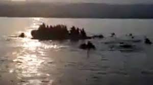 Traficanţi sirieni au scufundat intenţionat o barcă cu imigranţi