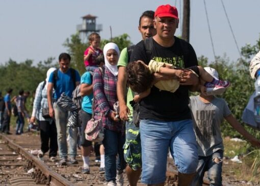 Opt mii de refugiaţi intra zilnic în Europa