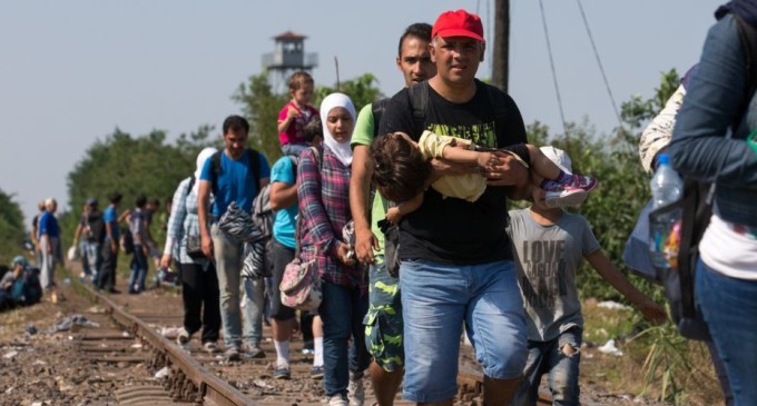 Opt mii de refugiaţi intra zilnic în Europa