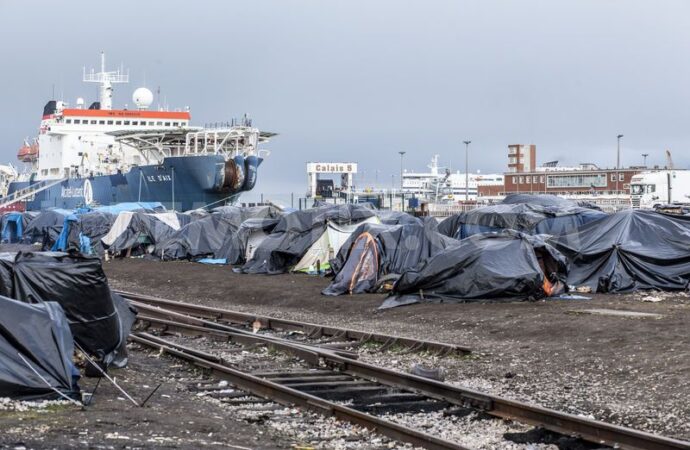 Franţa: Numărul imigranţilor din tabăra de la Calais a ajuns la 6.000
