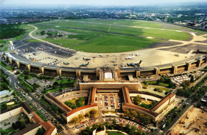 Fostul aeroport Tempelhof din Berlin folosit pentru cazarea refugiaţilor