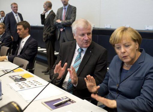 Angela Merkel, deşi ATACATĂ dur de aliaţi, REFUZĂ să închidă uşa imigranţilor!