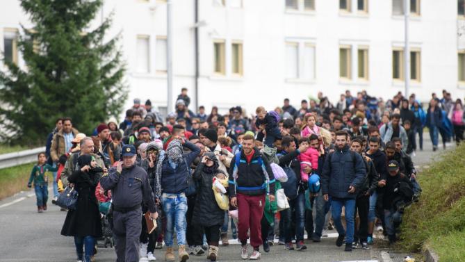 Haos la granita dintre Slovenia si Austria. 4.000 de imigranti au patruns cu forta pe teritoriul austriac