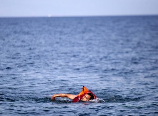 Un refugiat sirian a traversat înot Marea Mediterană pentru a ajunge din Turcia în Grecia
