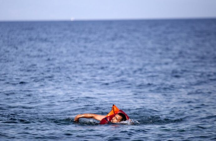 Un refugiat sirian a traversat înot Marea Mediterană pentru a ajunge din Turcia în Grecia