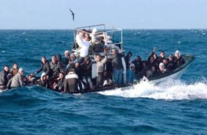 Cel puţin 11 decedaţi după scufundarea unei ambarcaţiuni cu imigranţi, în largul coastei greceşti
