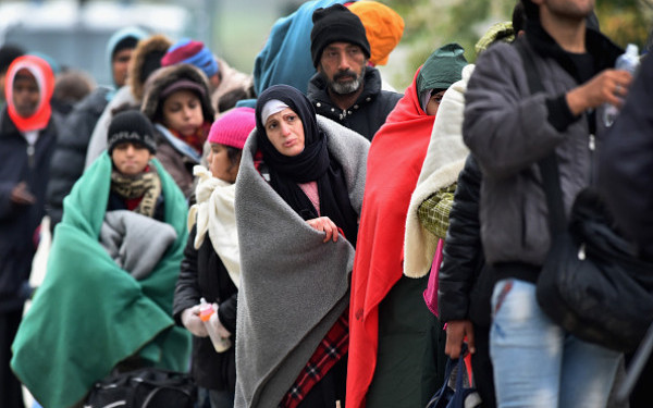Bild: Circa zece refugiati din Germania au pasapoarte falsificate siriene, similare cu cele ale teroristilor din Paris