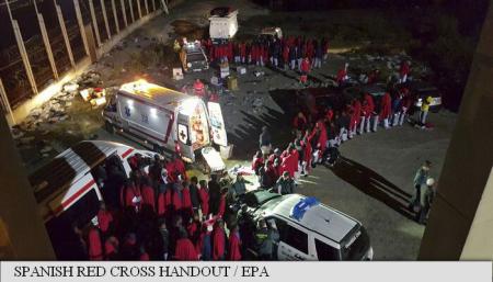Sute de migranţi au încercat să intre în enclava spaniolă Ceuta, la graniţa cu Marocul