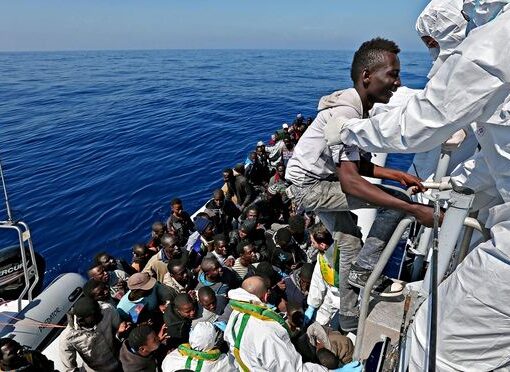 CRIZA IMIGRANŢILOR: Peste 1.500 de refugiaţi, salvaţi în ultimele 24 de ore din Marea Mediterană