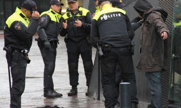 Demonstratie violenta anti-imigranti, in Olanda. Politia a fost nevoita sa traga focuri de avertizare