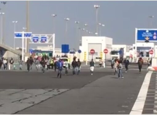 Trei imigranţi sirieni, agresaţi în terminalul portuar Calais