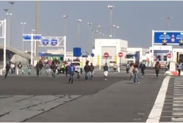 Trei imigranţi sirieni, agresaţi în terminalul portuar Calais