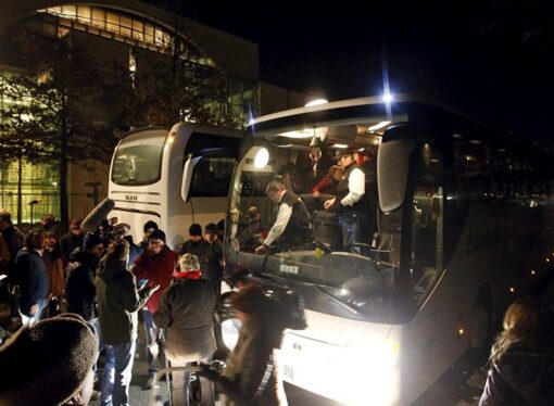 Politician bavarez a trimis lui Merkel un autobuz cu imigranti
