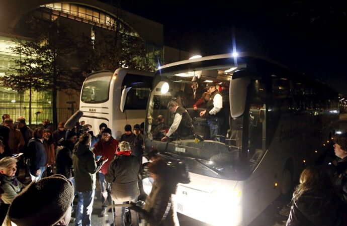 Politician bavarez a trimis lui Merkel un autobuz cu imigranti