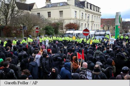 Ciocniri între manifestanţi anti şi pro-imigraţie la Dover, nouă arestări
