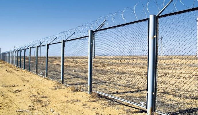Avertismentul ministrului ungar de Externe: Ungaria poate construi imediat gard la frontiera cu România, în cazul în care imigranţii schimbă ruta