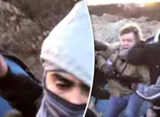 O jurnalistă şi colegul său, atacaţi cu cuţitele de către imigranţi