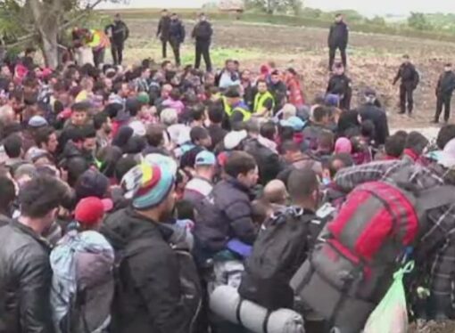 Macedonia şi-a închis frontiera cu Grecia. Sute de imigranţi au rămas blocaţi