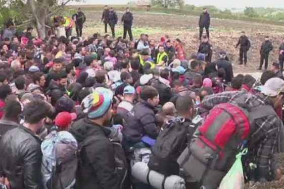 Macedonia şi-a închis frontiera cu Grecia. Sute de imigranţi au rămas blocaţi