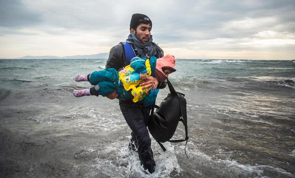 Paza de coastă turcă a salvat 57 de refugiaţi care încercau să ajungă în Grecia, după ce au naufragiat în Marea Egee