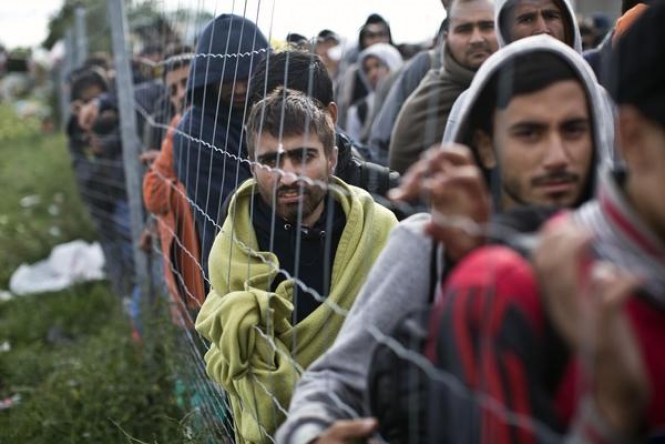 Franta nu mai vrea cote obligatorii de refugiati. “Politica Angelei Merkel nu este sustenabila”