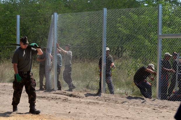 Gardul Ungariei cu Serbia, escaladat de imigranţi