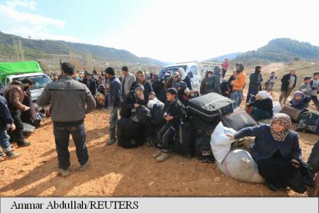 Circa 20.000 de sirieni care fug din calea ofensivei pro-Assad sunt blocaţi la frontiera cu Turcia
