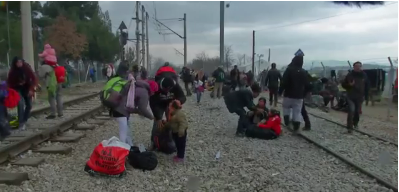 Imigranţii încearcă să rupă gardul la frontiera dintre Grecia şi Macedonia