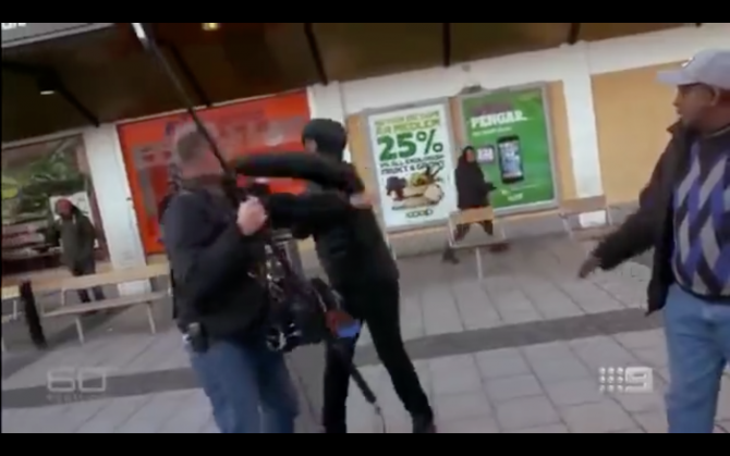 O echipă de filmare, atacată de imigranţi în Suedia