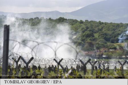 UNHCR condamnă utilizarea gazelor lacrimogene împotriva refugiaţilor la frontiera eleno-macedoneană
