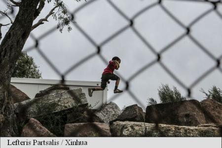 Grecia nu trebuie să mai închidă copii imigranţi, avertizează Salvaţi Copii înaintea vizitei Papei la Lesbos