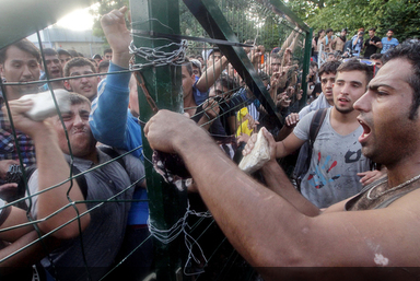 Sute de imigranţi, răniţi la Idomeni după ce poliţiştii macedoneni au folosit gaze lacrimogene