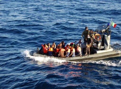 Circa 850 de imigranţi, descoperiţi pe Marea Mediterană de paza libiană de coastă