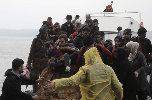 Revoltă pe insula Lesbos. Mai mulţi imigranţi au devenit violenţi