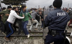 Bătaie între imigranţi şi forţele de ordine: Haos la frontiera dintre Grecia şi Macedonia