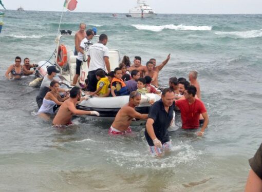 Bilanţ sumbru. 700 de refugiaţi s-au înecat în Mediterană. O femeie a murit decapitată