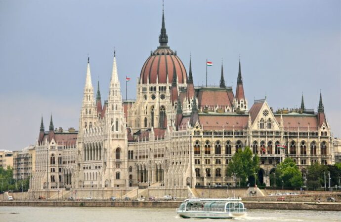 Referendumul propus în Ungaria pe tema cotelor UE privind imigranţii, aprobat de Parlament